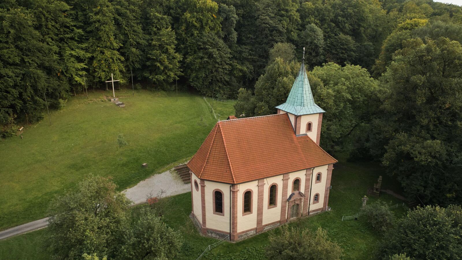 Die Wallfahrtskapelle Klüschen Hagis aus der Vogelperspektive